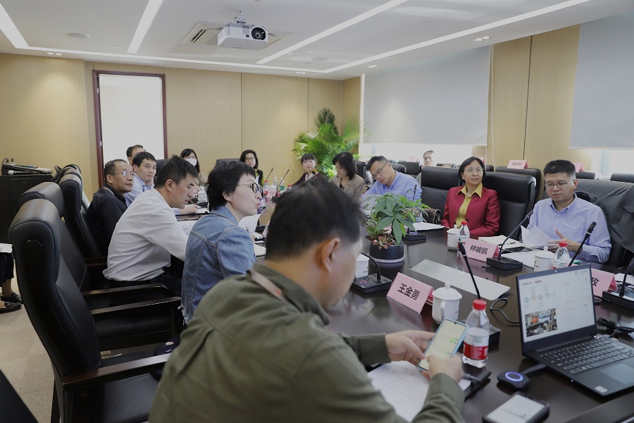 冯小兵一行2.jpg