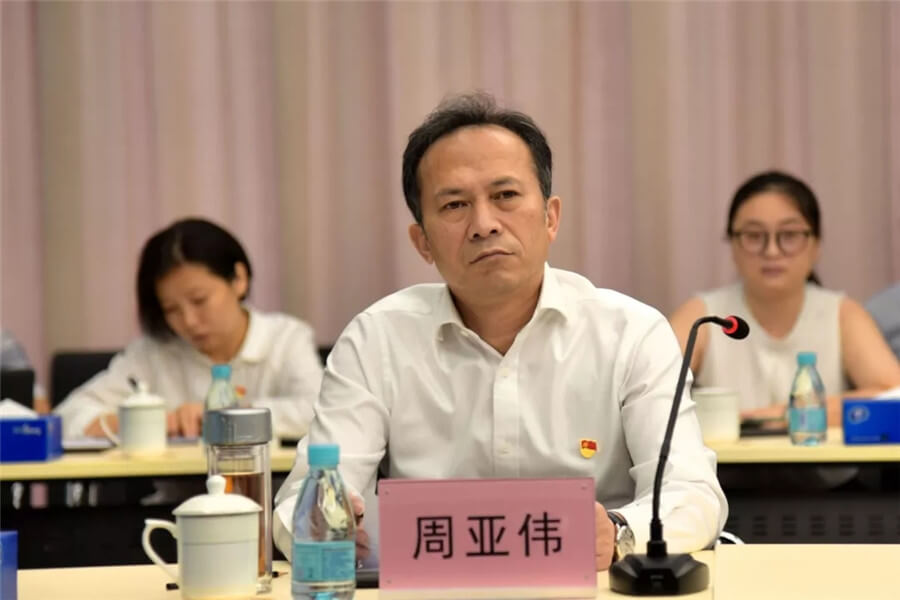 周亚伟一行1.jpg