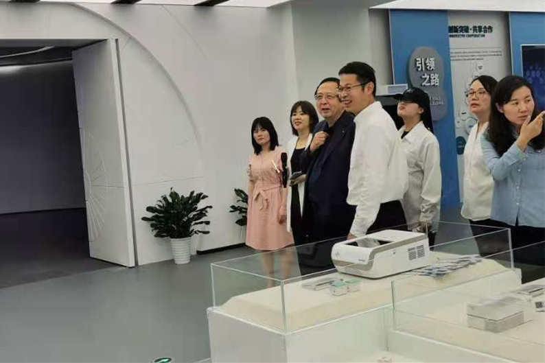 【调研】中科院科技战略咨询研究院党委书记穆荣平调研生物岛实验室