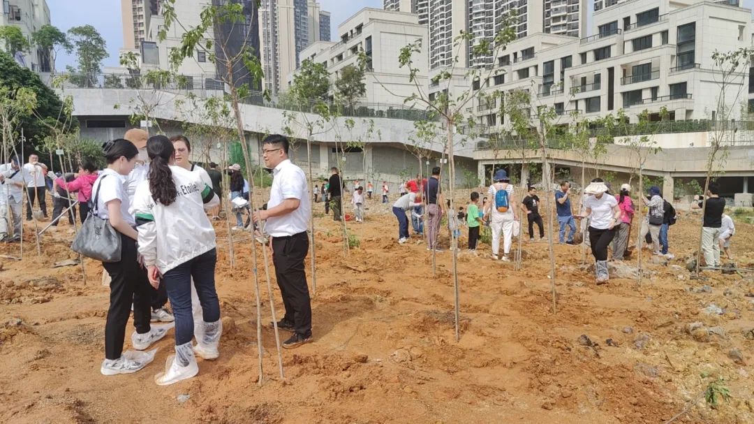 生物岛实验室组织党员群众参与植树活动